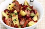 Deutscher Salat mit geräucherter Wurst Deutscher Salat mit Wurst und Kartoffeln