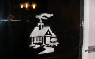 Чим і як намалювати морозні візерунки на вікні до Нового року – фото-приклади картинок зубною пастою, милом, штучним снігом
