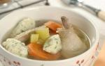 Suppe mit Knödeln für ein herzhaftes Mittagessen: Schritt-für-Schritt-Rezept mit Fotos